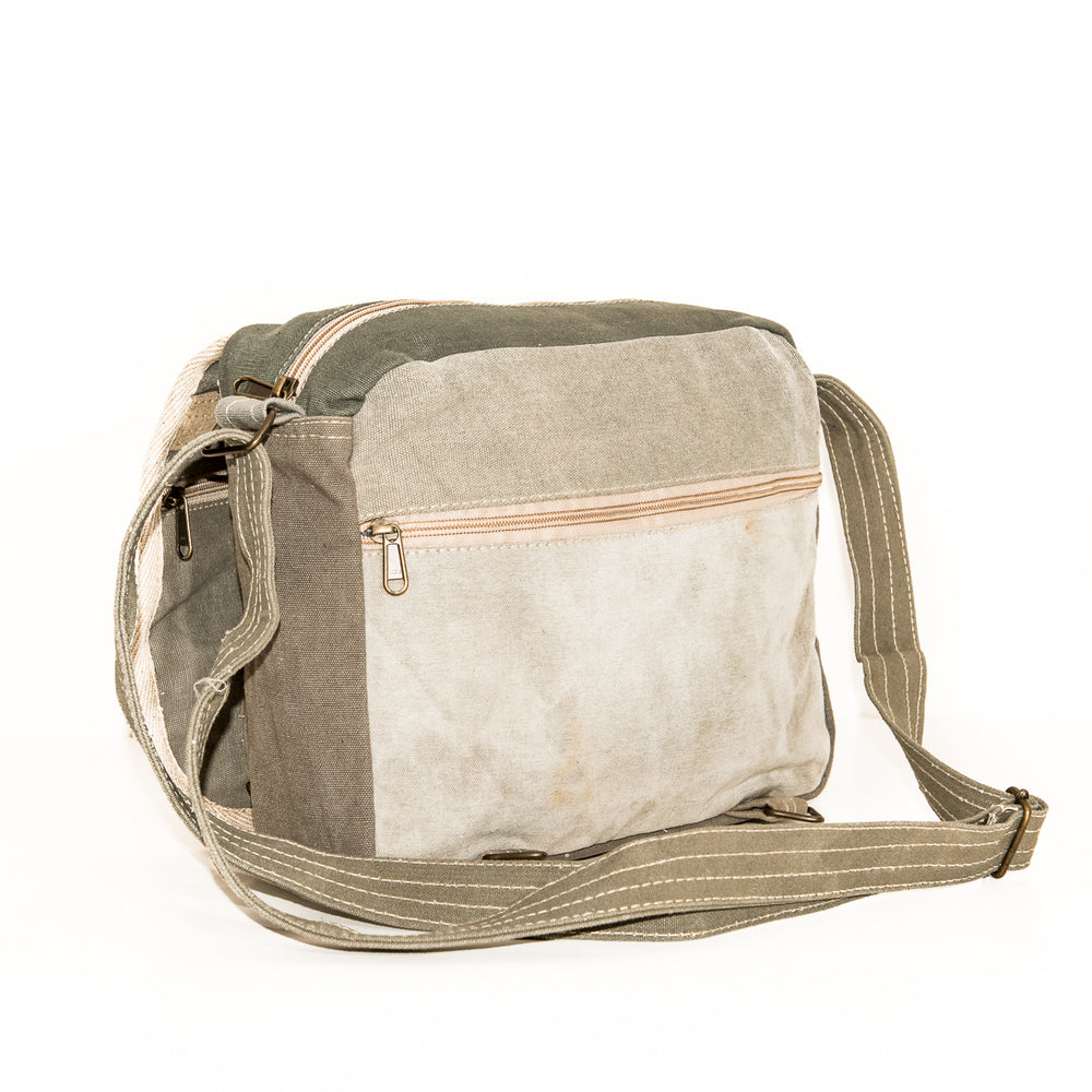 
                      
                        Frontier Messenger Bag Medium
                      
                    