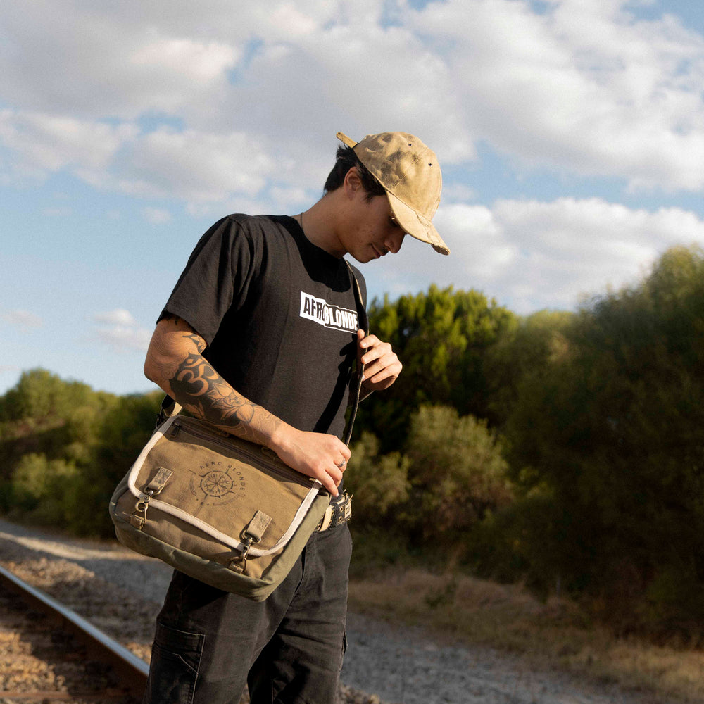 
                      
                        Frontier Messenger Bag Medium
                      
                    